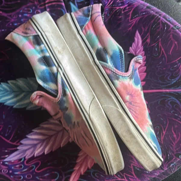 Vans Women's Tie-Dye Slip-On Shoes skeleton holding rose GUC needs cleaning - Image 4