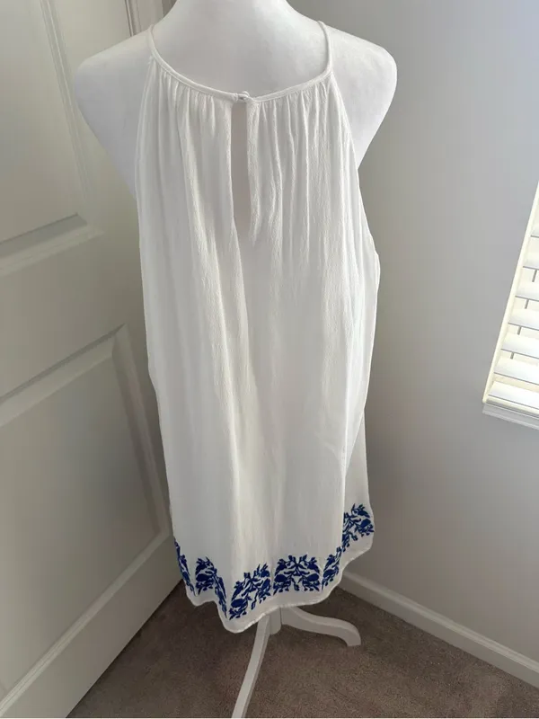 Gianni Bini White Midi Dress with Blue Hem Embroidery - Image 2