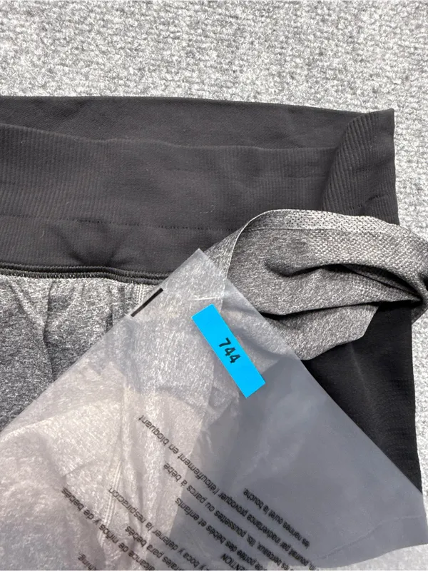 Lululemon Women’s 6 SEAMLESS MOVES SHORT 2.5'' Heathered Gray/Black Shorts - Image 5