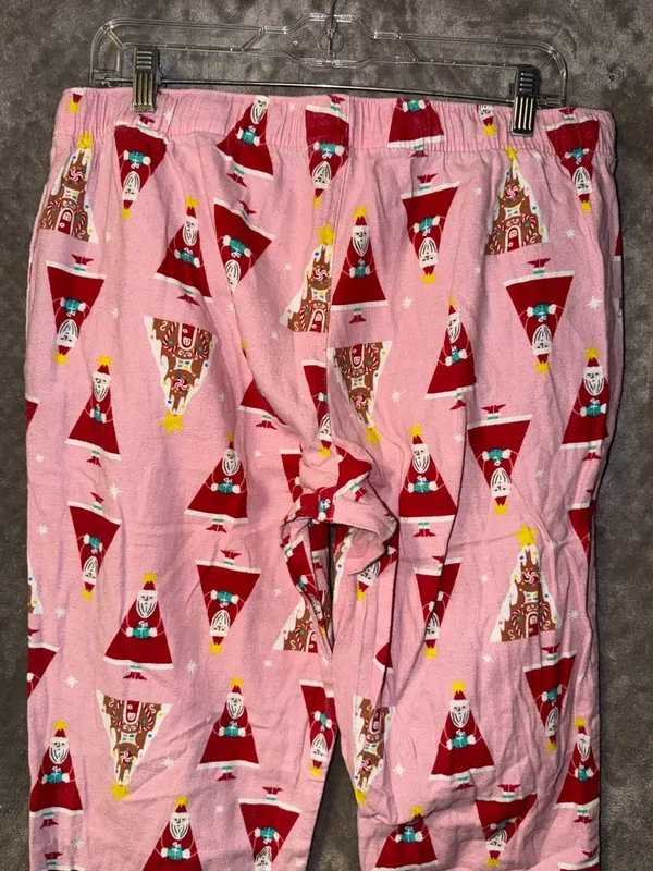 Old Navy Women's Holiday Pajama Bottoms Lounge Pants Santas Pink - Image 7