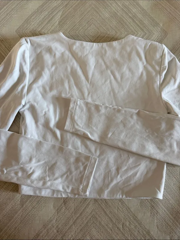 Aritzia Contour White Crewneck Cropped Long Sleeve Top Size Small - Image 6