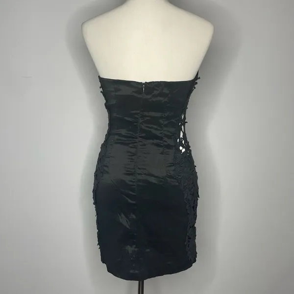 Ynes- Black Strapless Dress with Crochet Detail on the Side - Image 3