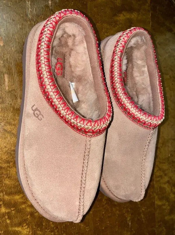 UGG Tasman II Slippers in Sand/Dark Cherry - Image 2