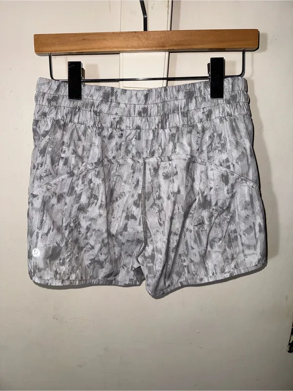LULULEMON Light Gray Patterned Women's Athletic Shorts - Image 3