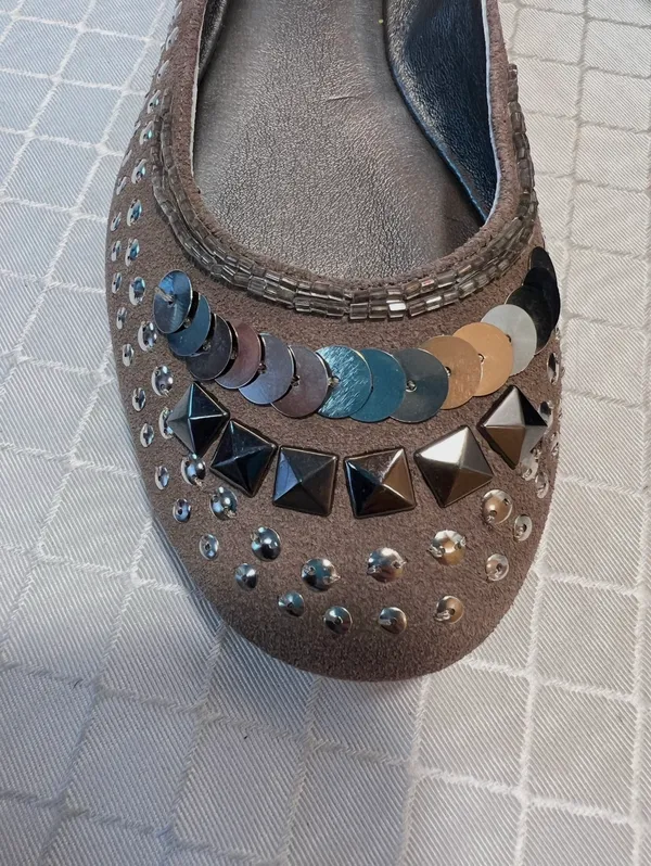 Steve Madden Luxe: L-Keep Taupe suede Flats with sequins, Size 7 - Image 2