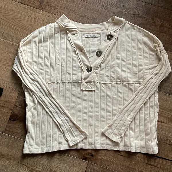 Free people beige cotton Henley, big buttons,size small - Image 2