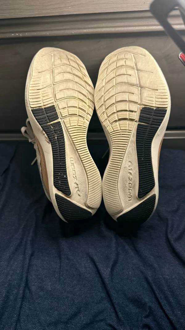 Nike Womens Winflo 8 Premium Sail Metallic Copper Coin Shoes Size 6 - Image 5