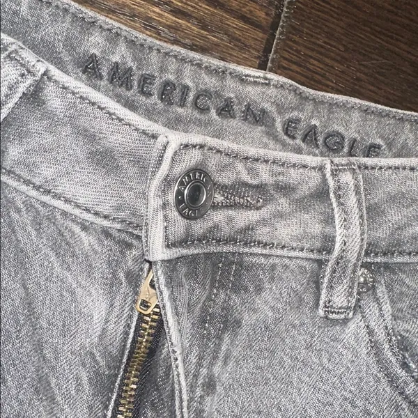 American Eagle Outfitters MOM jeans Light Gray Denim size 6 regular distressed - Image 3