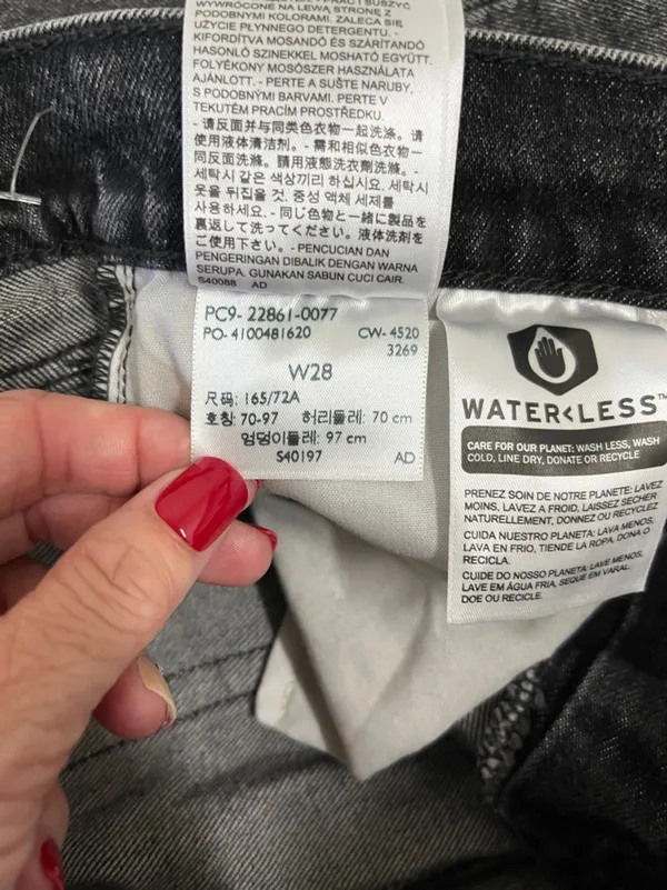 NWT Levi's Black Wedgie High Rise Jeans size 28 - Image 8