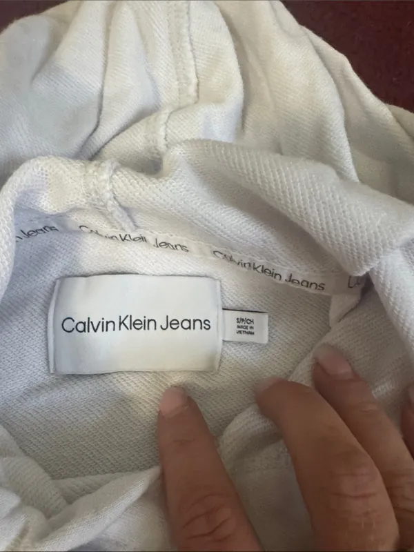 Calvin Klein Jeans Women’s Cropped White Hoodie with Black Logo - Image 3