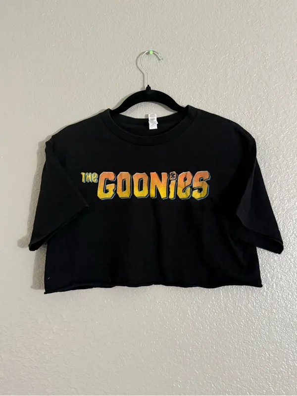 The Goonies 1985 Movie Logo DIY Cropped Raw Hem Black Graphic Tee M Retro 80s - Image 4