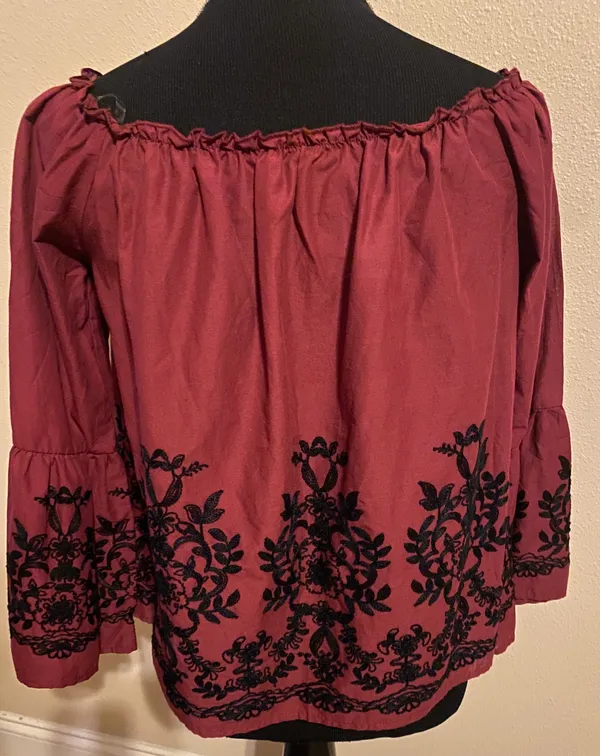 NWT Juniors Burgundy Off The Shoulder Top M - Image 4