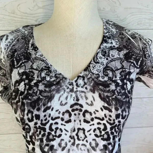 Apt 9 black & white abstract print embellished short sleeve top Size Small - Image 2