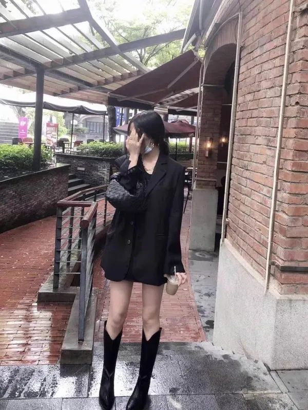 Classic Black Knee-High Women's Riding Boots - Image 3