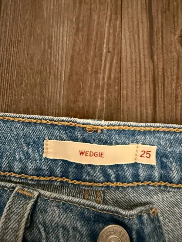 Levi’s Wedgie Light Wash Button Fly Straight Leg Jeans Size 25 EUC - Image 4