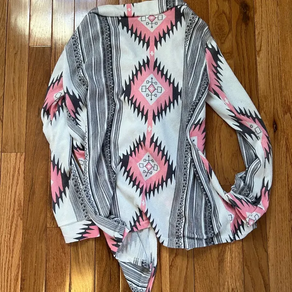 ❤️ 3/$25 Women's Pink and Black Aztec Patterned Cardigan - Image 3