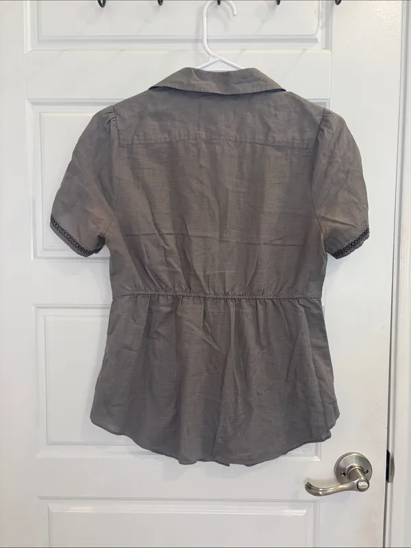 Edme & Esyllte Anthropologie Gray Cotton Ruffle Button Blouse Size 2 - Image 5