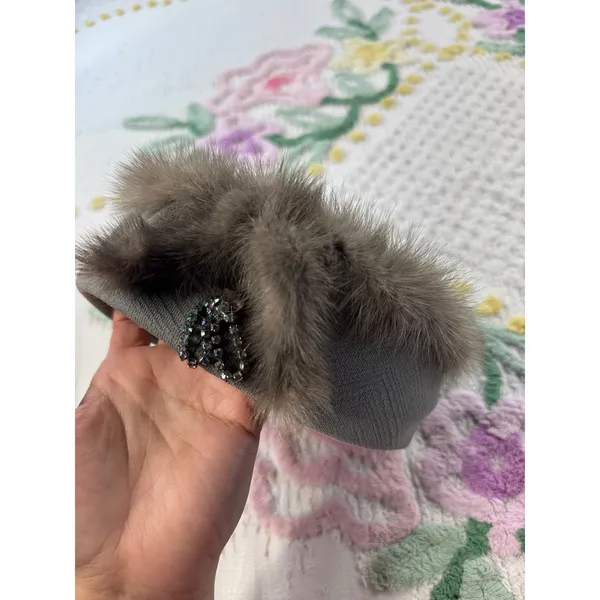 Vintage Grey‎ Pillbox Hat Real Fur Trim Rhinestone Brooch Detail Mid-Century - Image 7