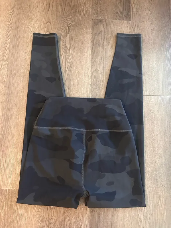 Alo Yoga deep camo leggings - Image 2