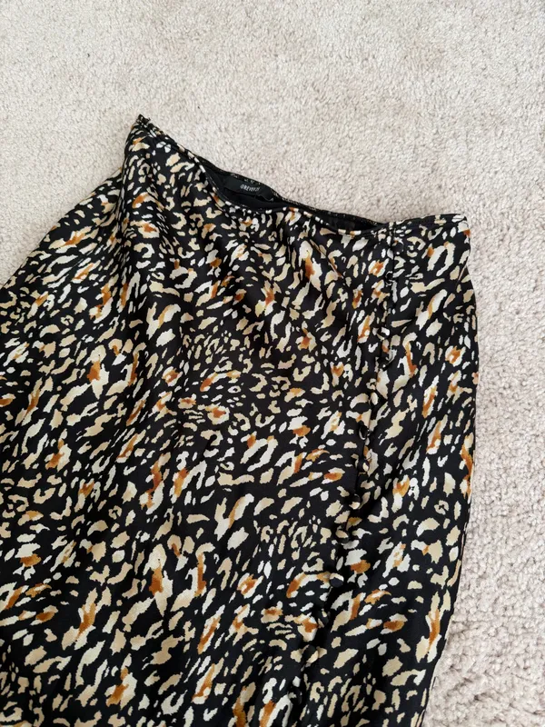 Forever 21 Skirt Leopard Midi Print - Image 2