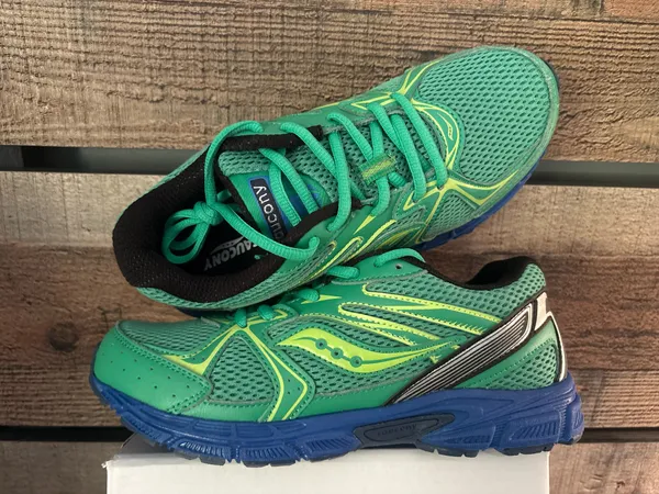 Saucony Running Shoes youth 6.5 - Image 2