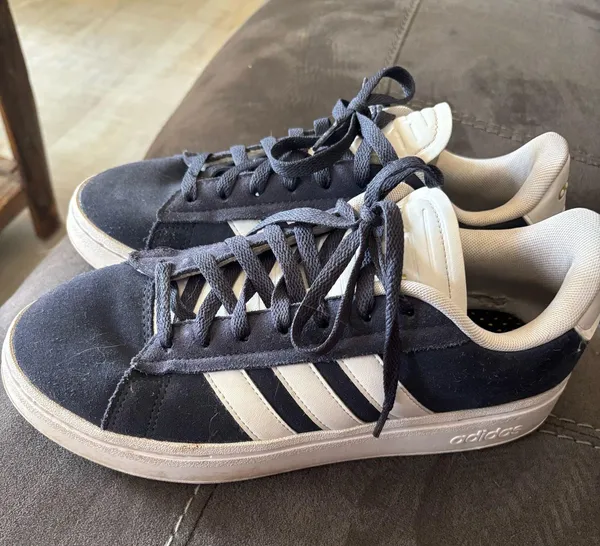 Adidas size 8.5 women  - Image 3