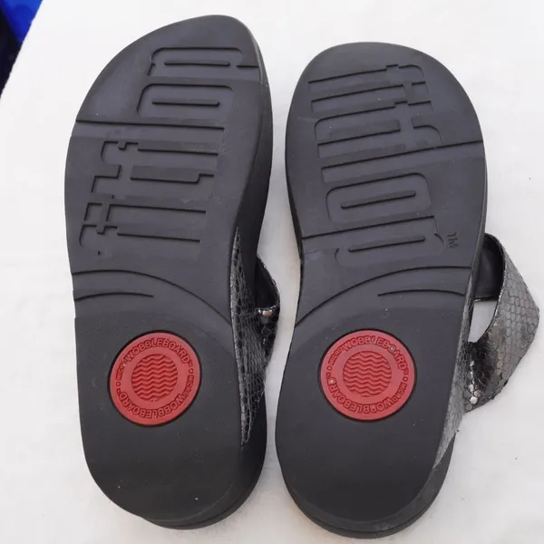 FitFlop Sandals Women Size 8 Black Snakeskin Crystal Microwobbleboard Thong - Image 3
