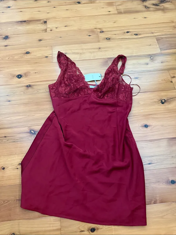 NWT south moon under Georgie Burgundy Lace-Trim Satin slip mini dress - Image 4
