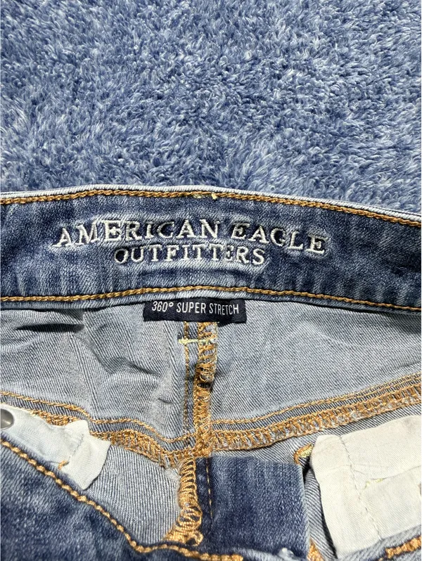 American Eagle Distressed Light Wash Denim Shorts Size 4 - Image 5
