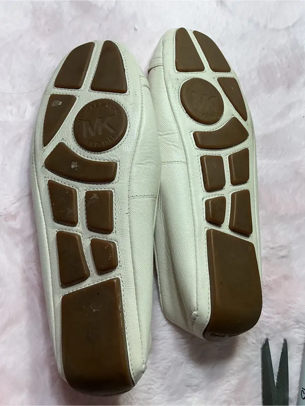 Michael Kors Ivory Leather Ballet Flats with Silver MK Accent b79 - Image 4
