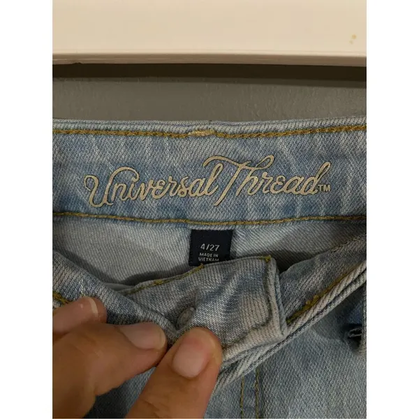 Universal Threads Ripped Distressed Straight Jeans Size 4/27 - Image 3