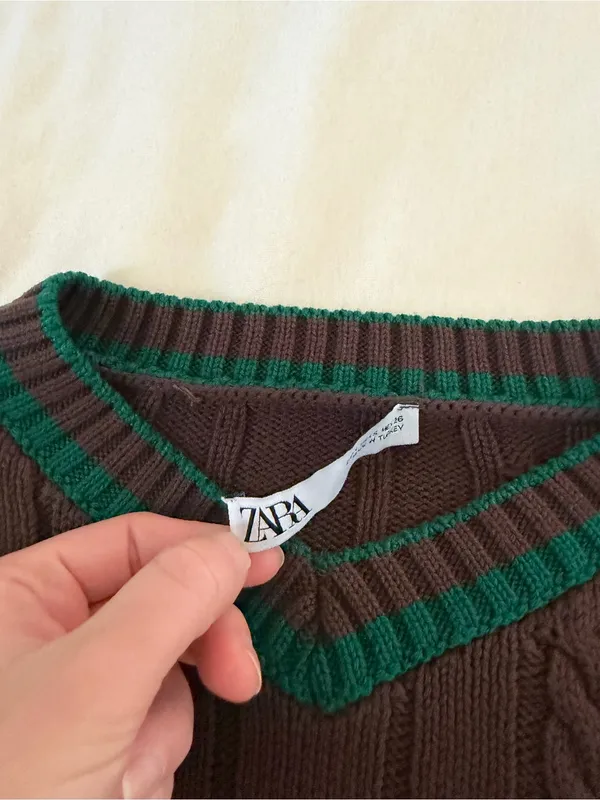 Zara Brown Cable-Knit V-Neck Sweater with Green Trim - Image 4