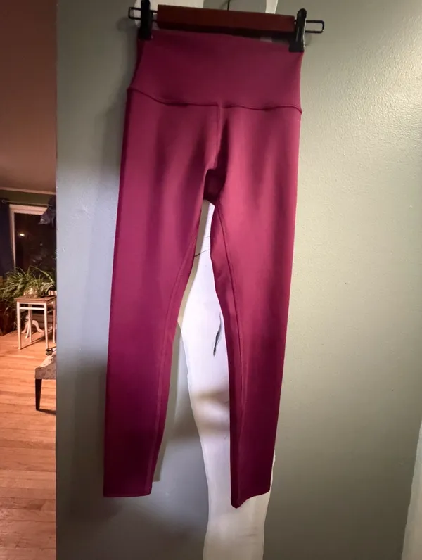 Alo Yoga High-Waisted Leggings Airlift Wild Berry - Image 3