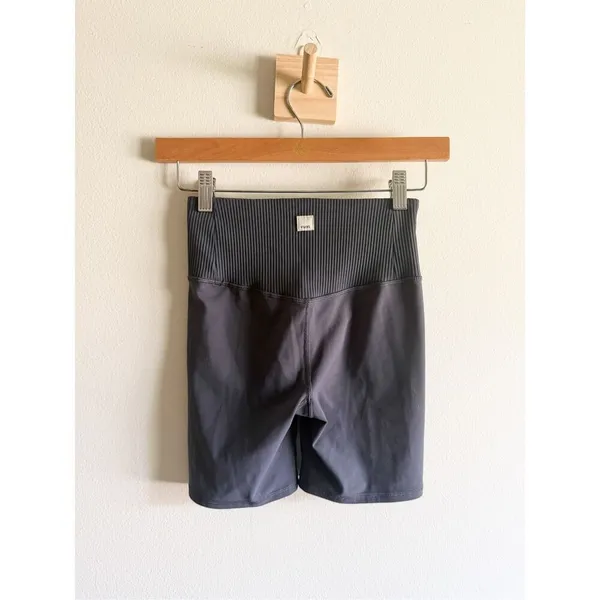 Vuori Ribbed High Waist Grey Biker Shorts Size XS - Image 4