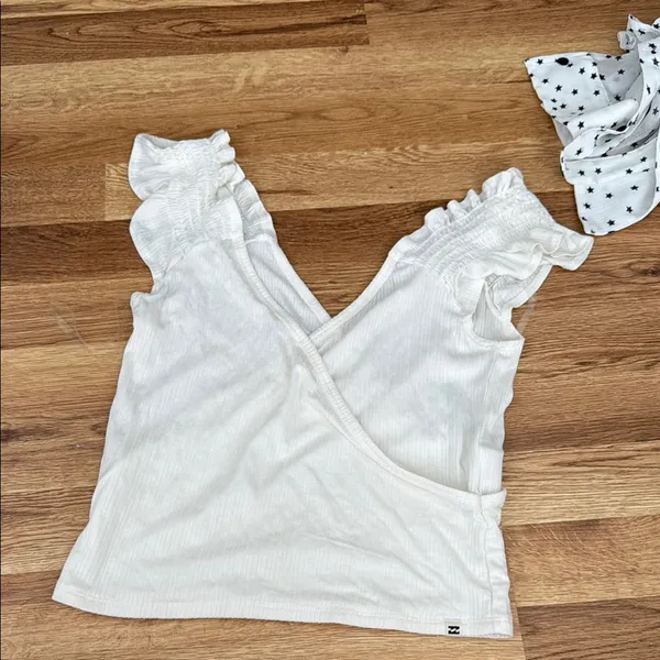 Billabong white / Cream ribbed cris-cross crop tank with Ruffled Sleeves medium - Image 4