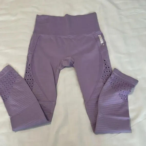Gymshark szS lavender high waisted leggings w/cutouts & derrière stitching EUC - Image 2