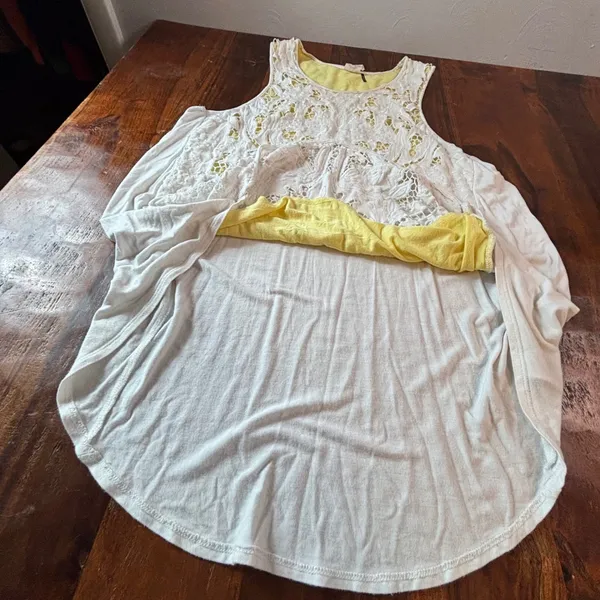 Akemi + Kin Anthropologie White Lace Yellow Lined High-Low Tank Top Large - Image 8