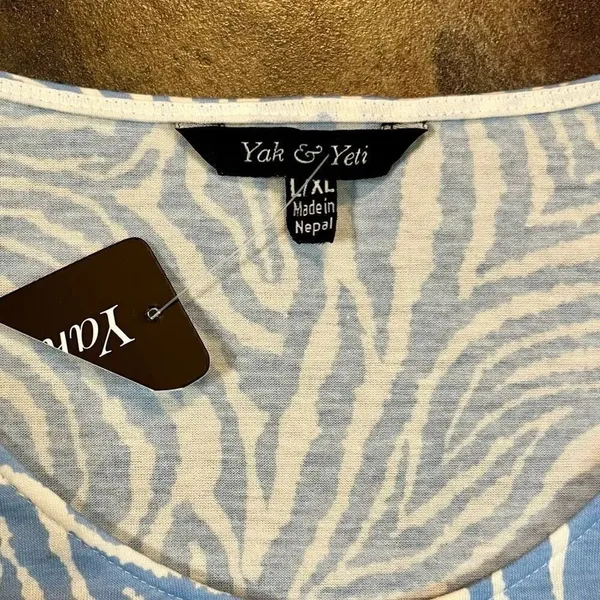 NWT Yak & Yeti Blue Zig Zag Zebra Striped Short Sleeve Blouse L/XL - Image 9