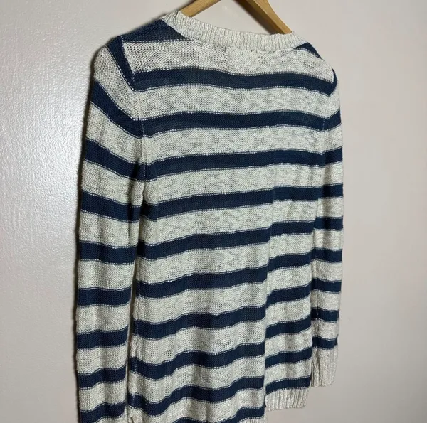 CLEARANCE! Cream Pink Rose Striped Sweater Size M EUC - Image 4