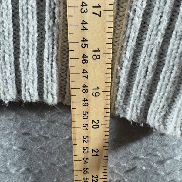 3276 | American Eagle Cable Knit Cropped V-Neck Sweater Gray Womens Small - Image 4