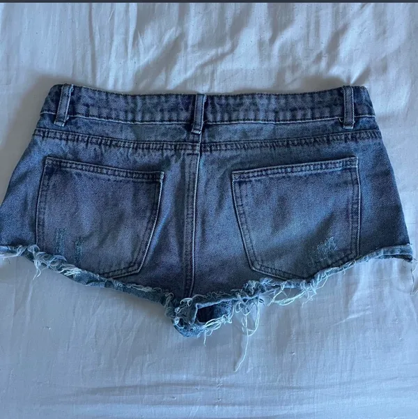 Edikted blue denim shorts frayed bottom size medium - Image 3