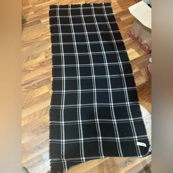 Old Navy Classic Black and White Checkered Scarf - Image 2