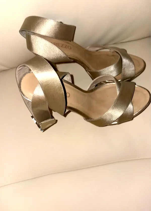 Arezzo brand sandals stand out for their sophisticated gold tone and crisscrossing straps. Elegant style with a high heel. Adjustable ankle strap. Metallic gold color. - Image 3