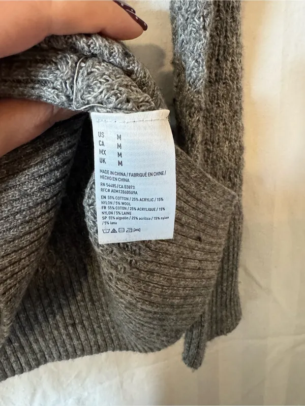 American Eagle Gray Textured Knit V‑Neck Sweater – Medium - Image 4