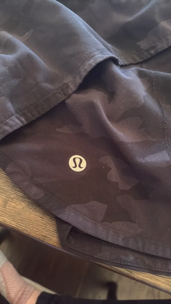 Lululemon Shorts 6 tall camo black - Image 4