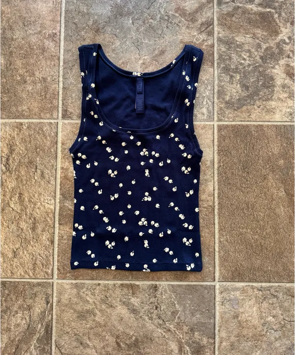 Skims Cotton Rib Tank Navy Daisy Print Small - Image 3
