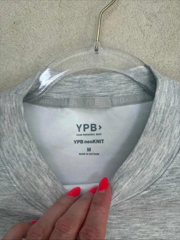Abercrombie YPB NeoKnit Cropped Crew Neck Gray Sweatshirt Size Medium - Image 8