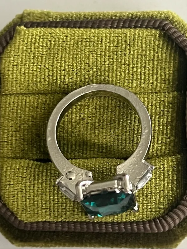 Titanium Steel Gorgeous Emerald Faux Gemstone Statement Ring Size 7 NWT - Image 3
