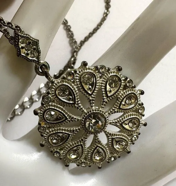 Circle rhinestone silver tone pendant necklace - Image 6