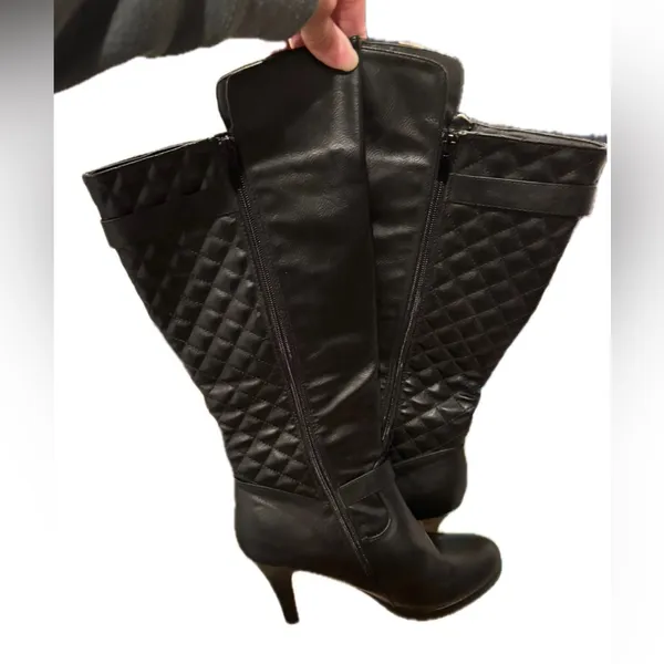 TOP MODA Women’s Quilted Buckle Low Heel Zipper Knee High Boots. Size 8 - Image 3
